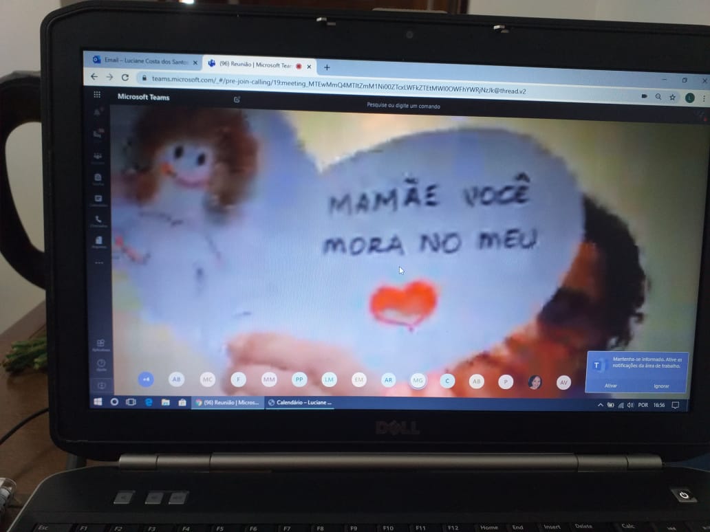 Mãe infantil e laptop na sala de estar da família para trabalho